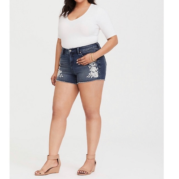 EMBROIDERED HIGH RISE SHORT SHORT - DARK WASH - Picture 2 of 4